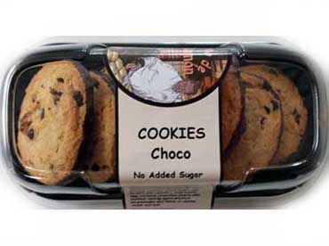 Choco cookies. Tarwebloem, vetten en gedeeltelijk gehydrogeneerd plantaardige olien, (palm, kokos, 
						zonnebloem, koolzaad) ,maltitol, suiker vegetatiesymtoon 18%, (plantaardig vet, cacaopoeder, maltitol, cacaoboter, soyalecithine en 
						vanilline), melkbestanddelen, ei, kokos, chocolade parels met maltitol, rijsmiddel (sodium-bicarbonaat) vanillesmaak, boter en zout.
							kan sporen van sesam en noten bevatten.