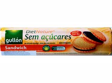 Sandwich koekje chocolade. Tarwemeel, chocolade creme 37% (zoetstof maltitol, plantaardig vet, natuurlijk cacaopoeder 12,2 %, 
						tarwezetmeel, weipoeder, mager melkpoeder, emulgator sojalecthine, vanille-aroma), zoetstof maltitol, plantaardige olie (zonnebloem-olie) 5%, plantaardige vezels, 
						weipoeder, rijsmiddel, (natrium- en ammonium bicarbonaat), mager melkpoeder, melk decoratie, zout aroma, emulgator sojalecithine, antioxidant (natrium-metabisulfiet). 
						Bevat van nature aanwezige suikers