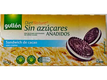 Chocolade sandwichkoekjes vanille. Tarwemeel, vulling 29% (zoetstof (maltitol), plantaardig vet (palmolie en palmpitolie), tarwezetmeel, plantaardige vezels, 
						plantaardige olie 9%, (zonnebloemolie met hoog oliezuurgehalte, vanille aroma, emulgator (sojalecithine en zoetstof (maltitol)), 8% cacaopoeder 4,5%, plantaardige vezels, rijsmiddelen, 
						(natriumwaterstelcarbonaat en ammoniumwaterstokcarbonaat), zout, emulgator, sojalecithine, aroma. Kan sporen van melk bevatten.
						 